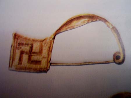 Svastica in Fibula d'oro risalente al 700 a.C. (medioevo ellenico), arte Attica conservata al British Museum