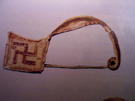 Svastica raffigurato in questa fibula d'oro greco-attica del 700 a.C.