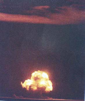 Il fungo del Trinity Test, la prima esplosione atomica della storia, ad Alamogordo, deserto del New Mexico, nella notte del 15-7-1945.