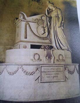 Mausoleo di Vittorio Alfieri - Scultura in marmo di Antonio Canova del 1806-1810 a Firenze nella Basilica di S. Croce