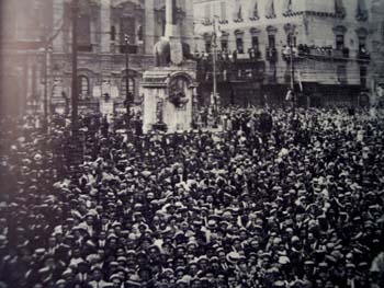 Catania, Piazza Duomo, 22 luglio 1920. I funerali di Giuseppe De Felice. Parteciparono 200mila persone.