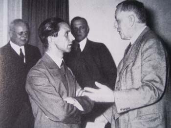 1933. Da sinistra Paul Joseph Goebbels a colloquio con Fritz Thyssen, l'industriale e re dell'acciaio tedesco e mondiale.