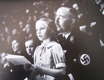 1938. Himmler con la figlia Gudrun ad una manifestazione sportiva