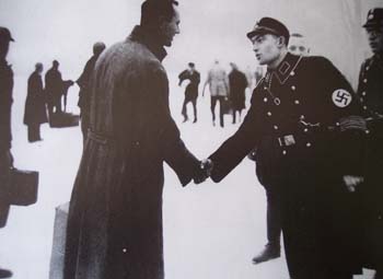 Amnistia del 1933 a Dachau. Un prigioniero rilasciato stringe la mano ad un SS suo carceriere. Nel solo 1933 vennero liberati 6mila prigionieri.