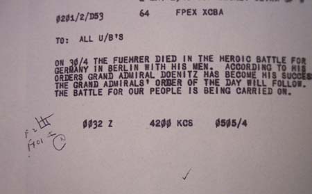 Il testo decrittato dall'OP-20-G di un messaggio Enigma tedesco inviato agli U-boot il 2 maggio 1945 che annunciava la morte di Hitler